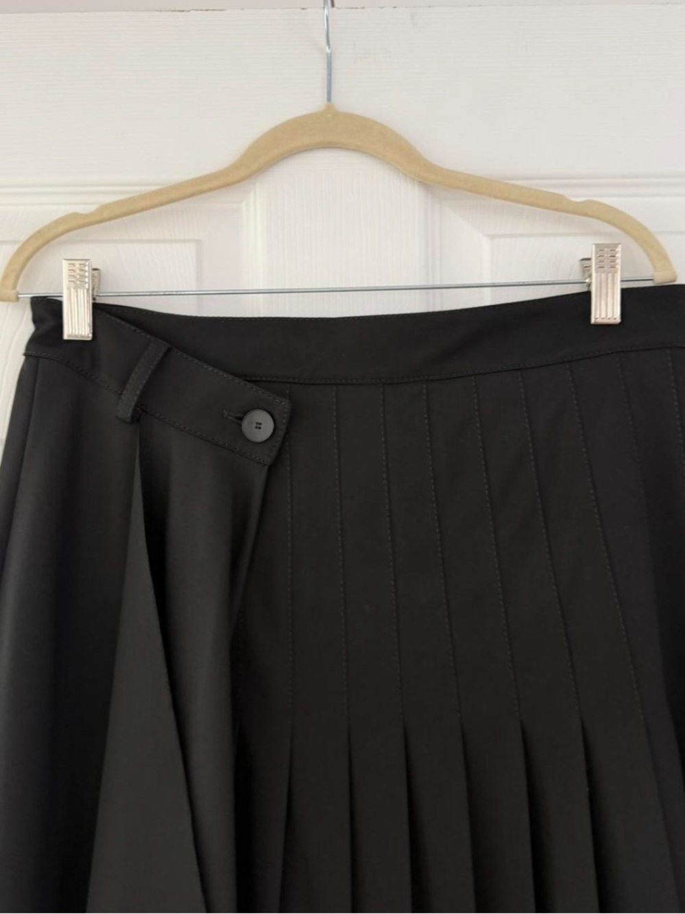 ZARA Elegant Black Pleated Midi Skirt - Women. - Picture 4 of 5